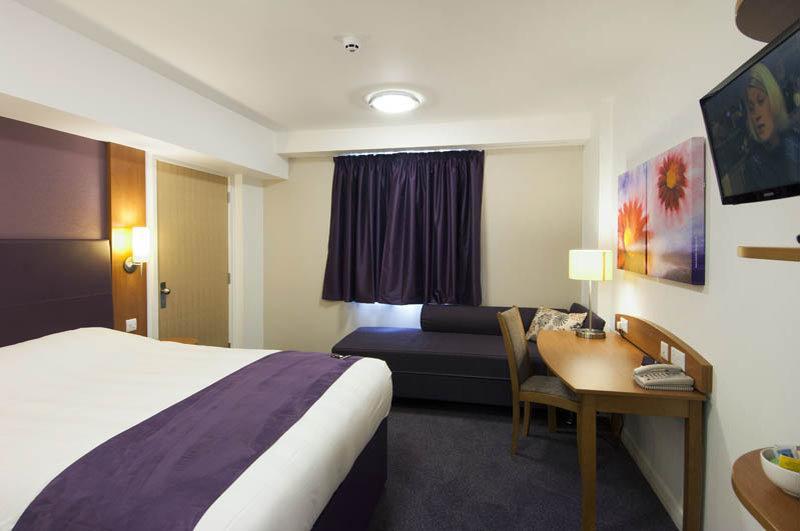 Premier Inn Crewe Central Buitenkant foto